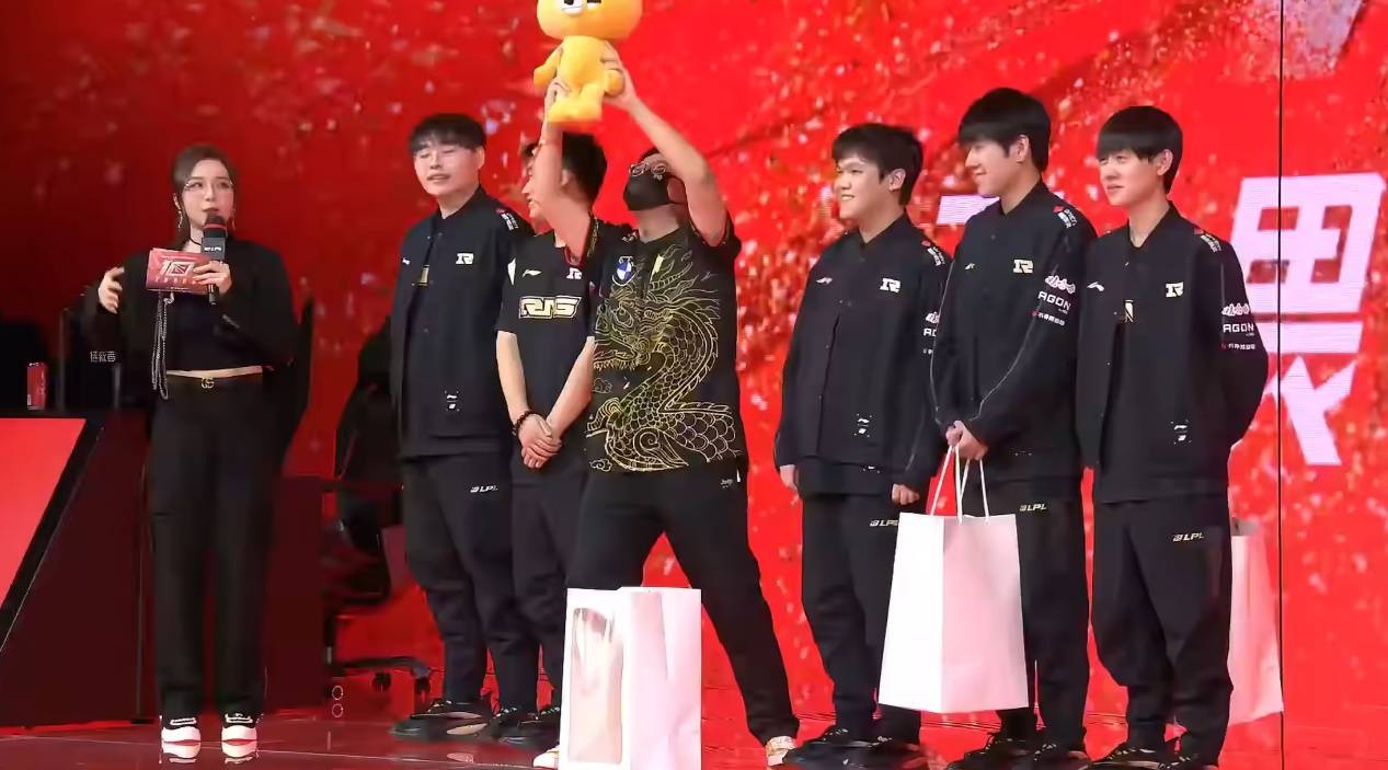 TheShy重返赛场，领先优势明显首场状态出色，G2观众沸腾！